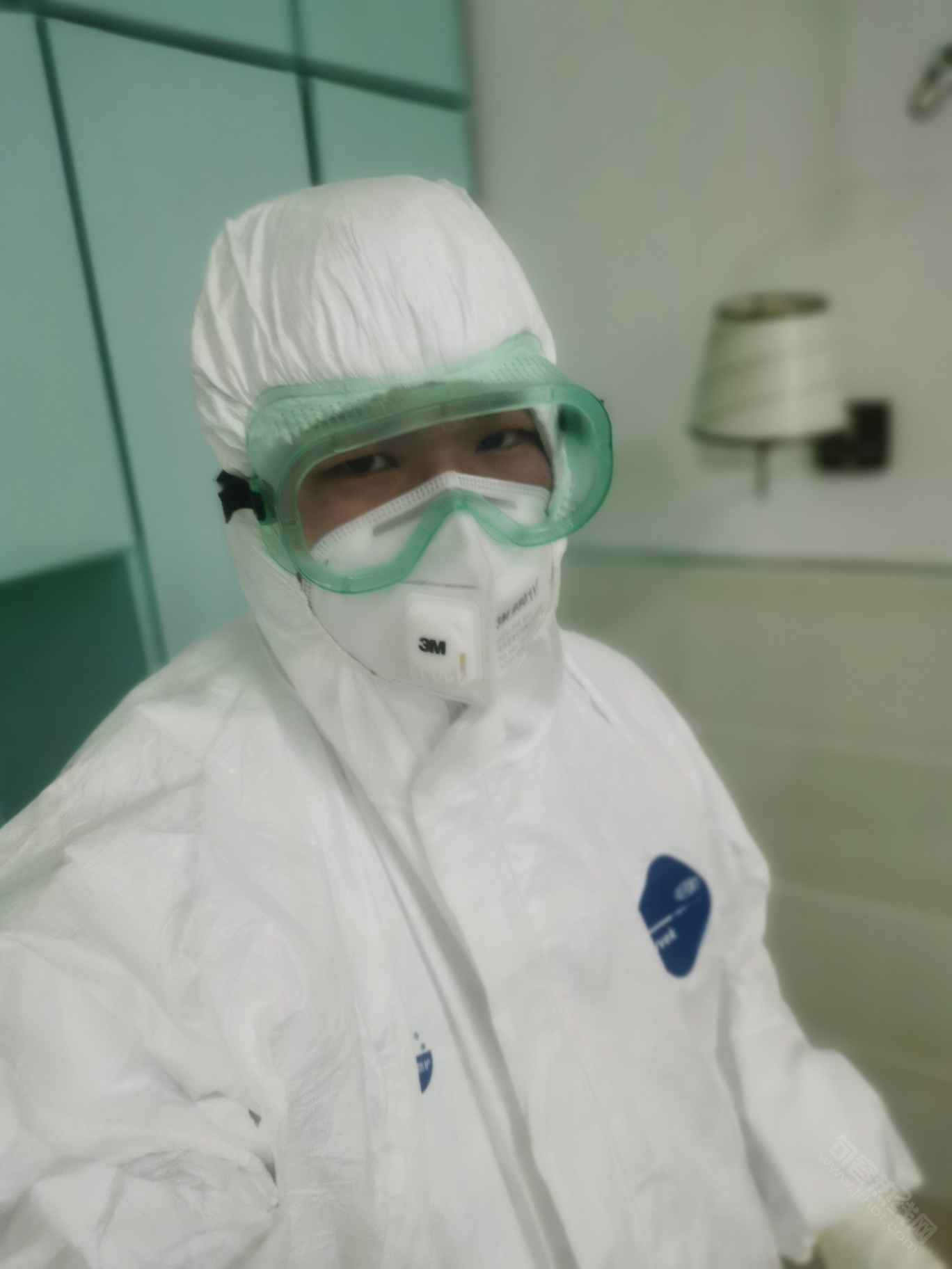 穿上防护服,句容热线网小伙全程拍摄市疾控中心采样过程