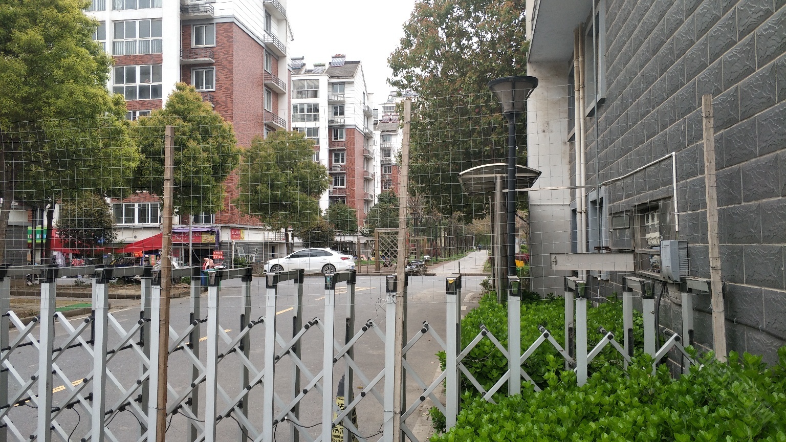 句容新城雅居小区南大门得罪谁了