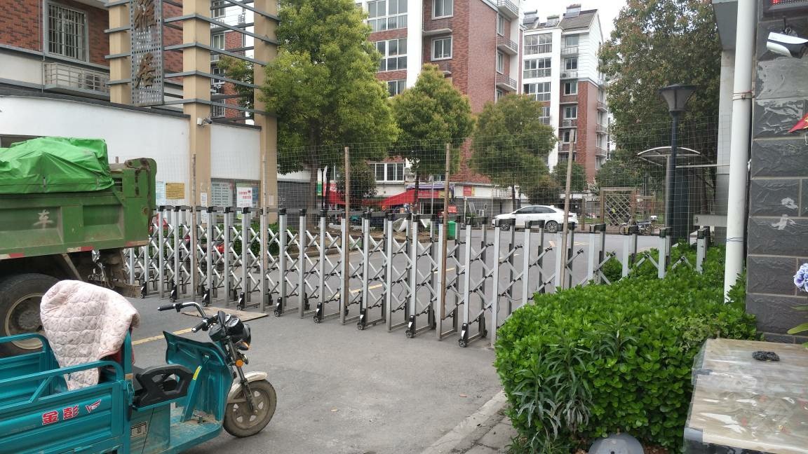 句容新城雅居小区南大门得罪谁了