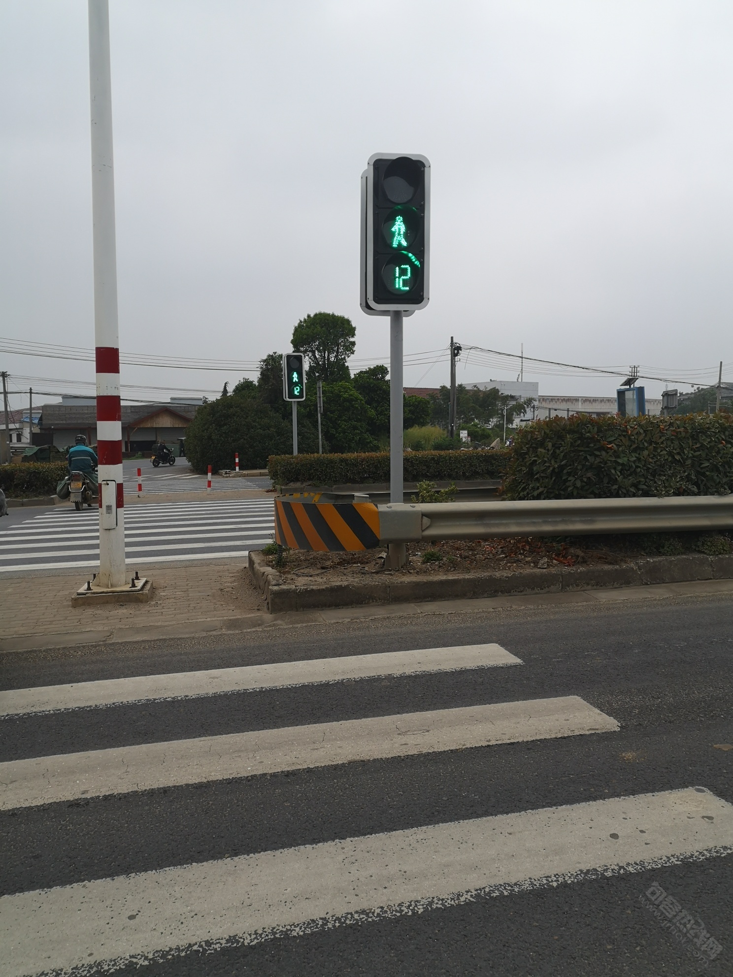 这里终于安装上了行人红绿灯!