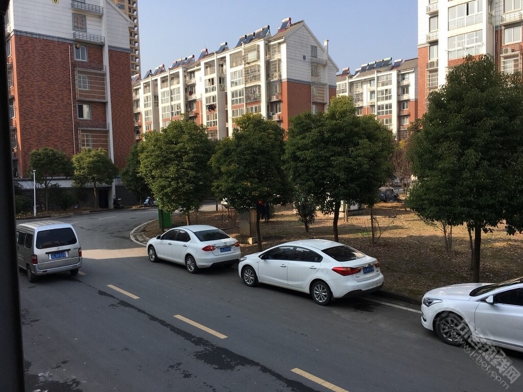 句容吾悦广场附近新城雅居小区2楼一室二厅精装出租(拎包入住)