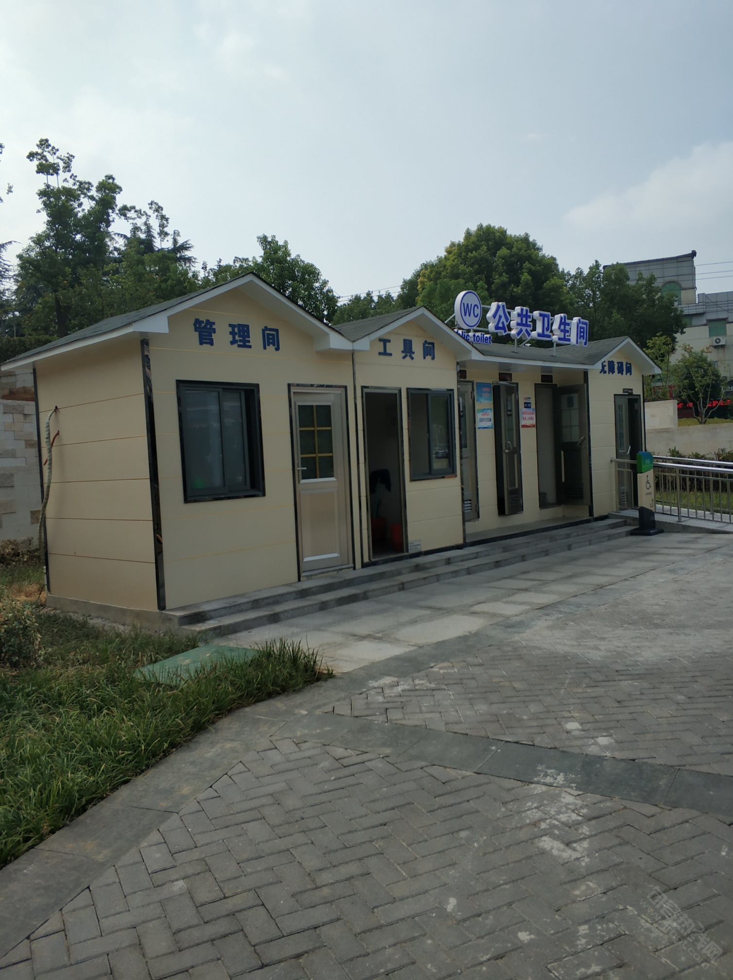 福地广场的公共厕所给人提供了方便美中不足的是缺少一个置物架