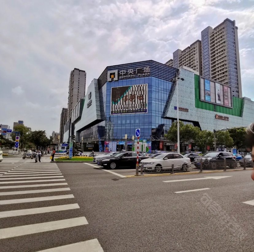 中央商场一楼店铺外围为什么搞了这么多隔断?