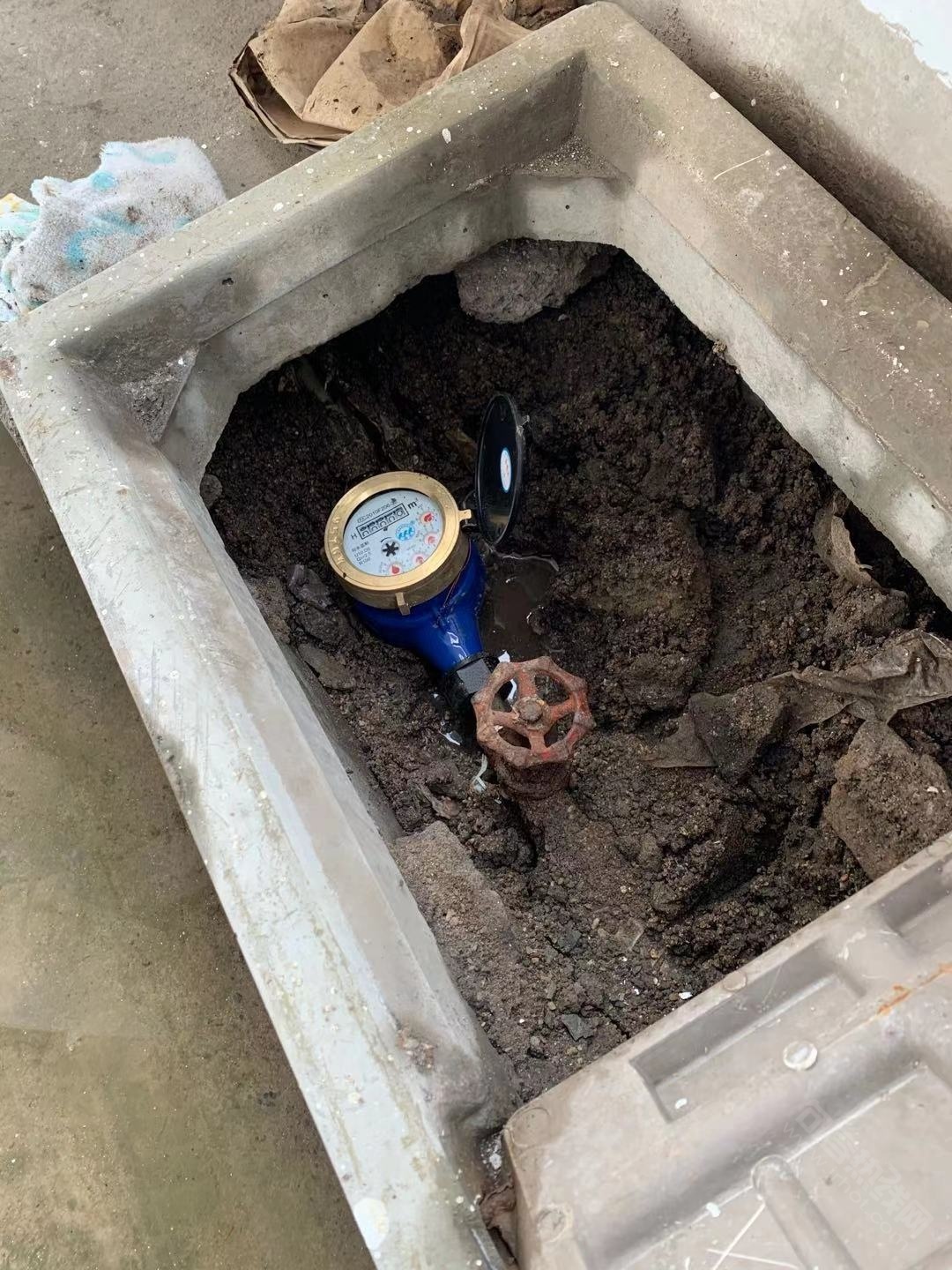 人民路菜场日杂楼自来水年年爆表楼道结冰请自来水公司