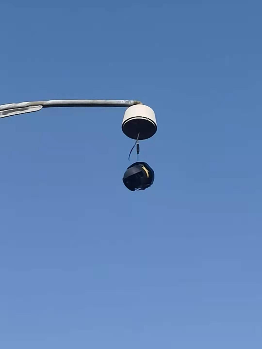 哪家的监控摄像头.损坏好长时间了,就靠一根线悬在人行道上方,危险. .